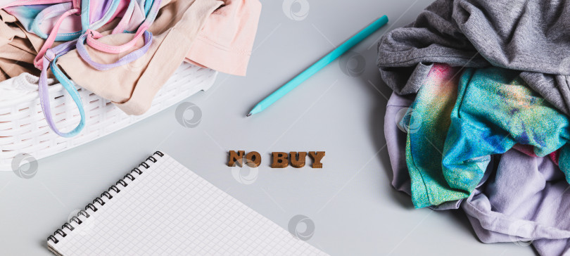 Скачать Осознанное потребление: концепция месяца без покупок на веб-баннере table фотосток Ozero
