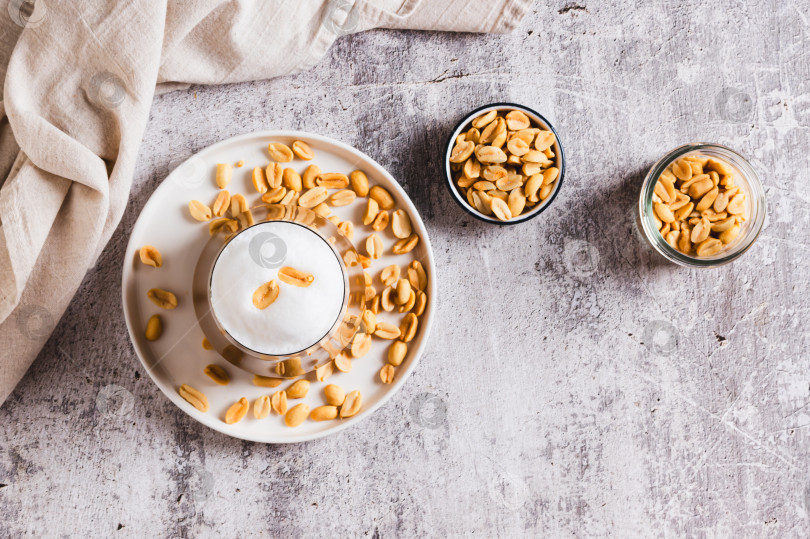 Скачать Изысканный арахисовый кофе раф в бокале на столе вид сверху фотосток Ozero