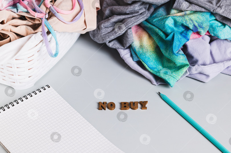 Скачать Концепция очистки пространства и быта от лишнего, сортировки одежды фотосток Ozero