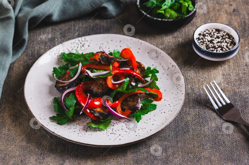 Скачать Овощной вегетарианский салат с баклажанами, болгарским перцем и петрушкой на тарелке на стол фотосток Ozero