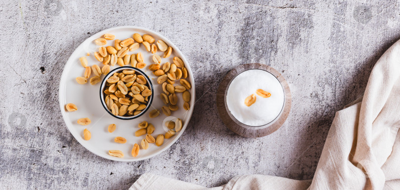 Скачать Вкусный кофе с арахисовым маслом в стакане на столешнице посмотреть веб-баннер фотосток Ozero