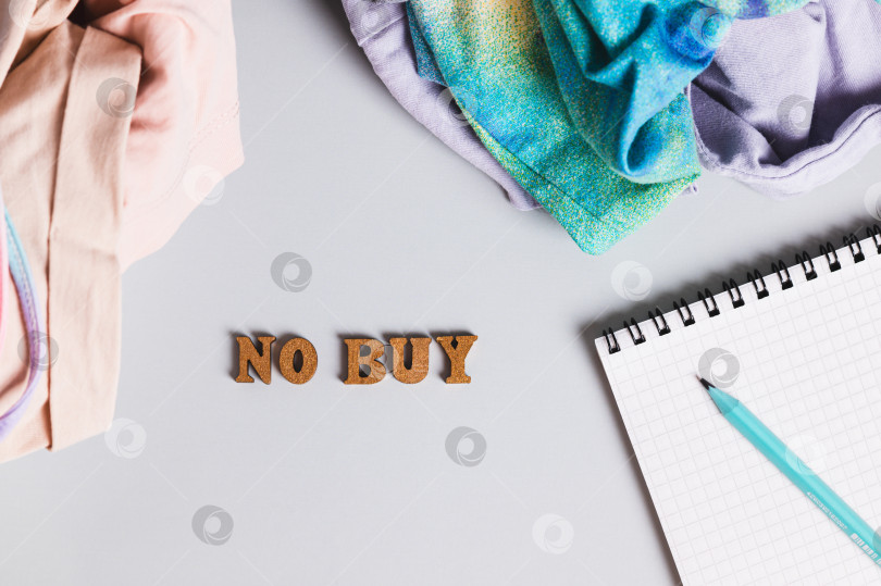 Скачать Концепция сознательного потребления крупным планом: месяц без покупок, вид сверху фотосток Ozero