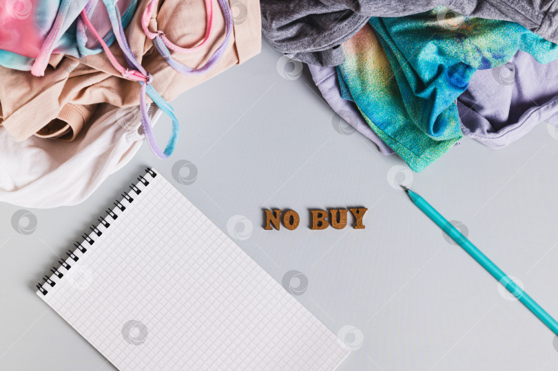 Скачать Осознанное потребление: концепция "месяц без покупок" в виде таблицы сверху фотосток Ozero
