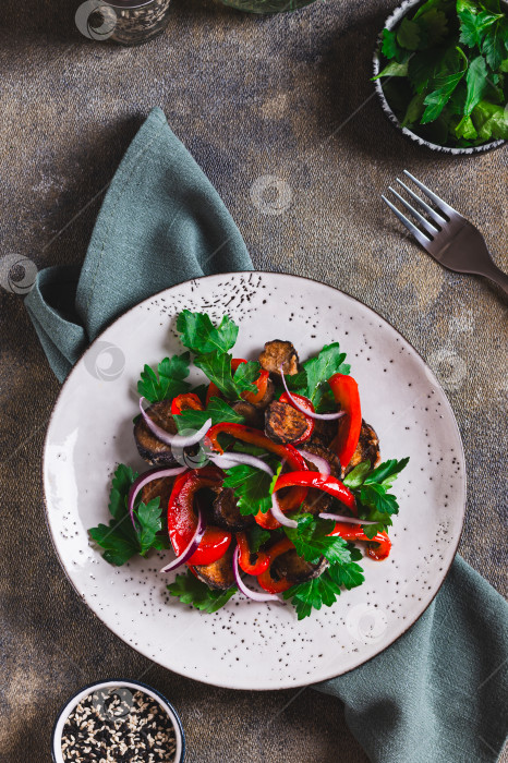 Скачать Овощной вегетарианский салат с баклажанами, болгарским перцем и петрушкой на тарелке в вертикальном положении фотосток Ozero