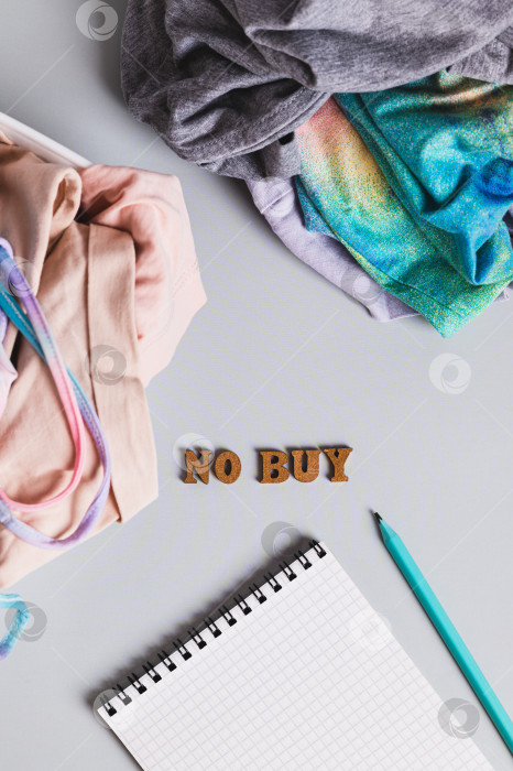 Скачать Очистка пространства и быта от лишнего, концепция сортировки одежды сверху и по вертикали фотосток Ozero