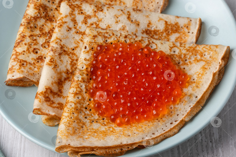 Скачать Свежеиспеченные блинчики с красной икрой фотосток Ozero
