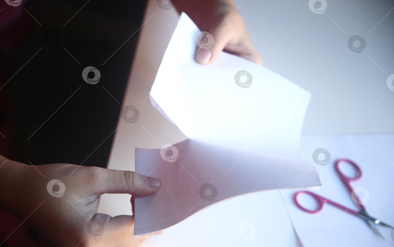 Скачать Девочка обрывает бумагу фотосток Ozero