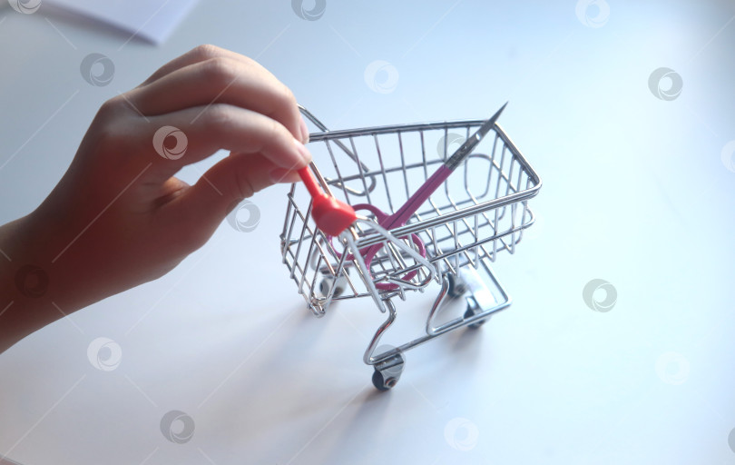 Скачать Маленькая тележка для покупок в детской руке фотосток Ozero