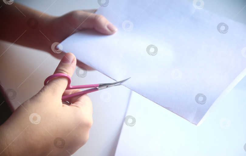 Скачать Девочка разрезает бумагу фотосток Ozero