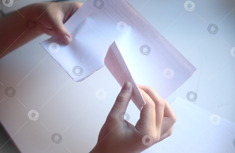 Скачать Школьница делает фигуру из бумаги фотосток Ozero