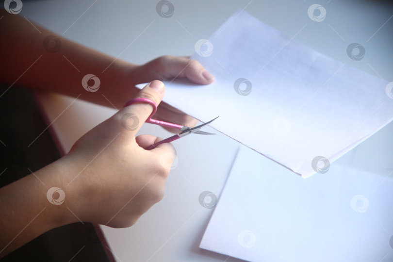 Скачать Девочка разрезает бумагу, крупный план фотосток Ozero