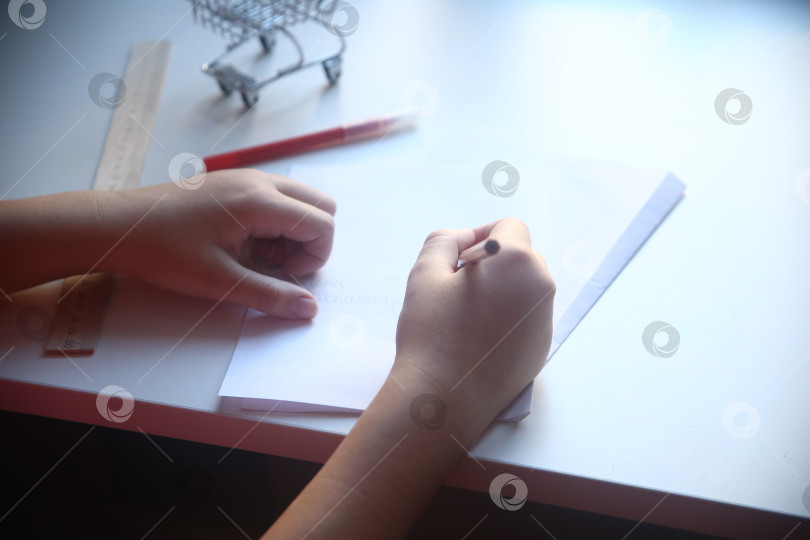 Скачать Школьница пишет карандашом фотосток Ozero