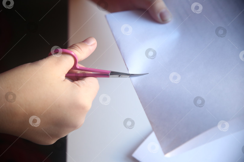 Скачать Девочка разрезает бумагу, крупный план фотосток Ozero