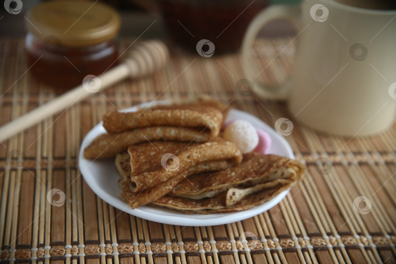 Скачать Румяные и вкусные блины с мармеладом на тарелке фотосток Ozero