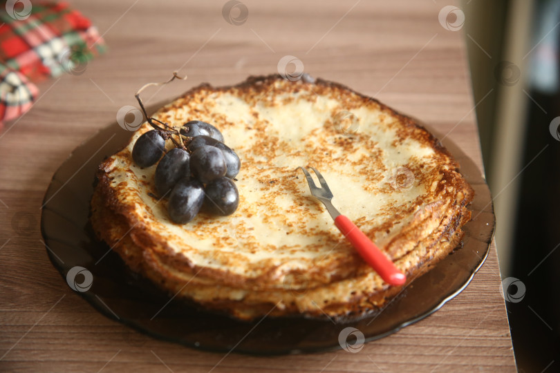 Скачать Румяные и вкусные блины с виноградом фотосток Ozero