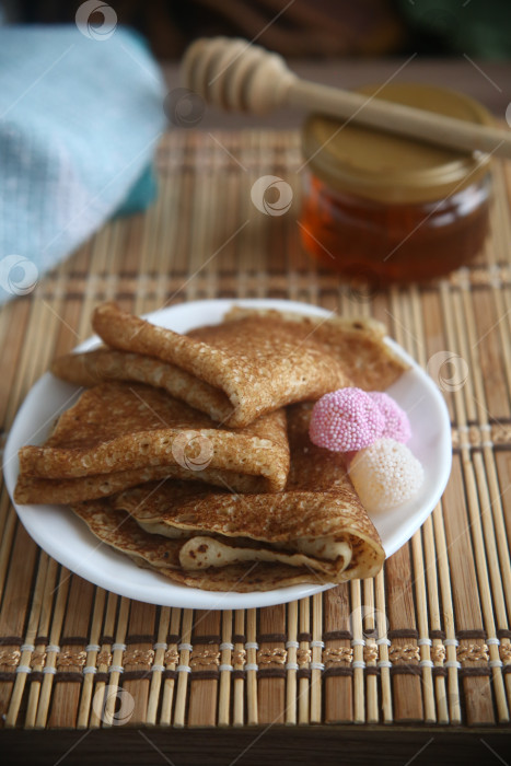 Скачать Румяные и вкусные блины с мармеладом и мёдом крупным планом фотосток Ozero