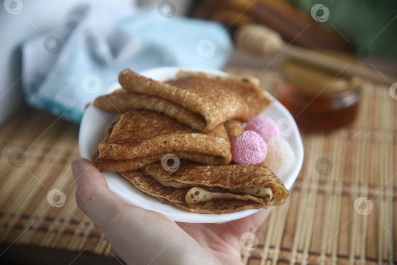 Скачать Румяные и вкусные блины с мармеладом в руке фотосток Ozero