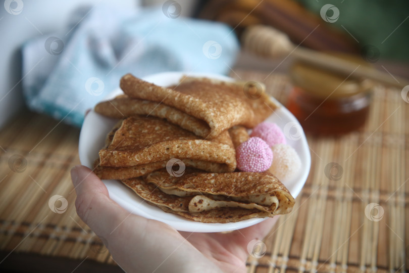 Скачать Румяные и вкусные блины с мармеладом в руке фотосток Ozero