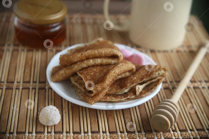 Скачать Румяные и вкусные блины с мармеладом и мёдом фотосток Ozero