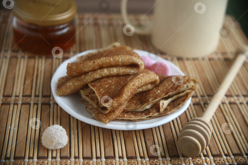 Скачать Румяные и вкусные блины с мармеладом и мешалкой фотосток Ozero