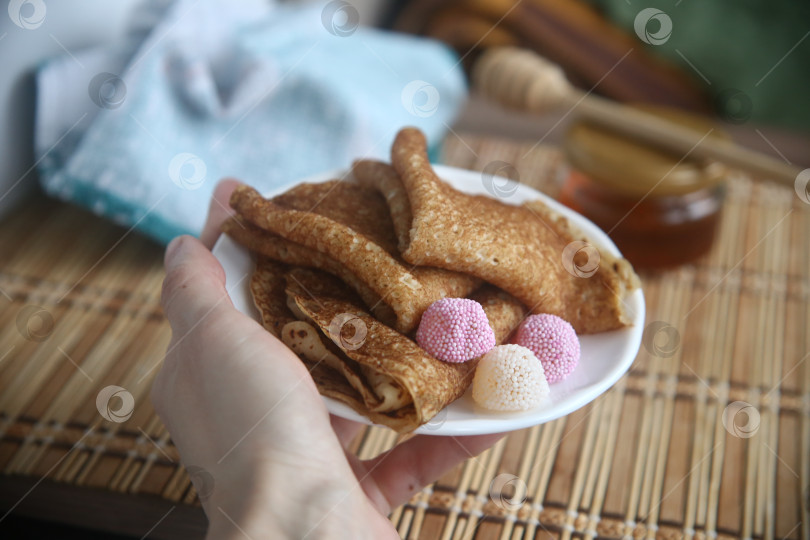 Скачать Румяные блины с виноградом на столе. Крупный план фотосток Ozero