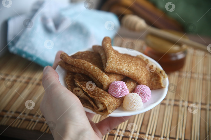 Скачать Румяные и вкусные блины с мармеладом в руке фотосток Ozero