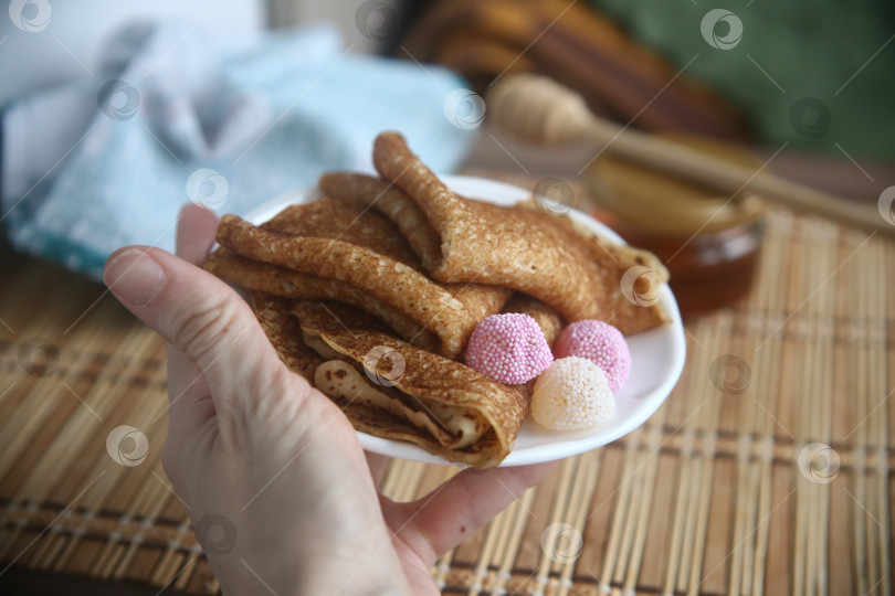 Скачать Румяные и вкусные блины с мармеладом в руке фотосток Ozero