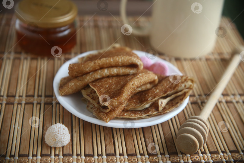 Скачать Румяные и вкусные блины с мармеладом и мёдом фотосток Ozero
