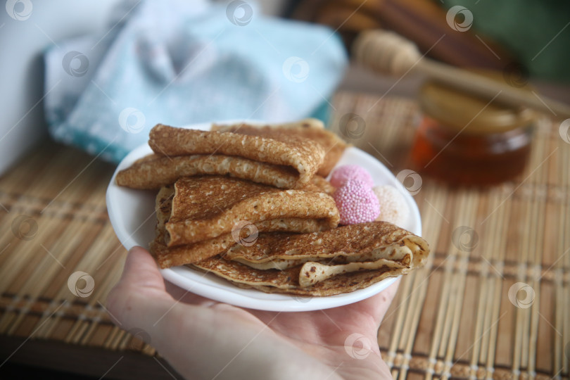 Скачать Румяные и вкусные блины с мармеладом в руке фотосток Ozero