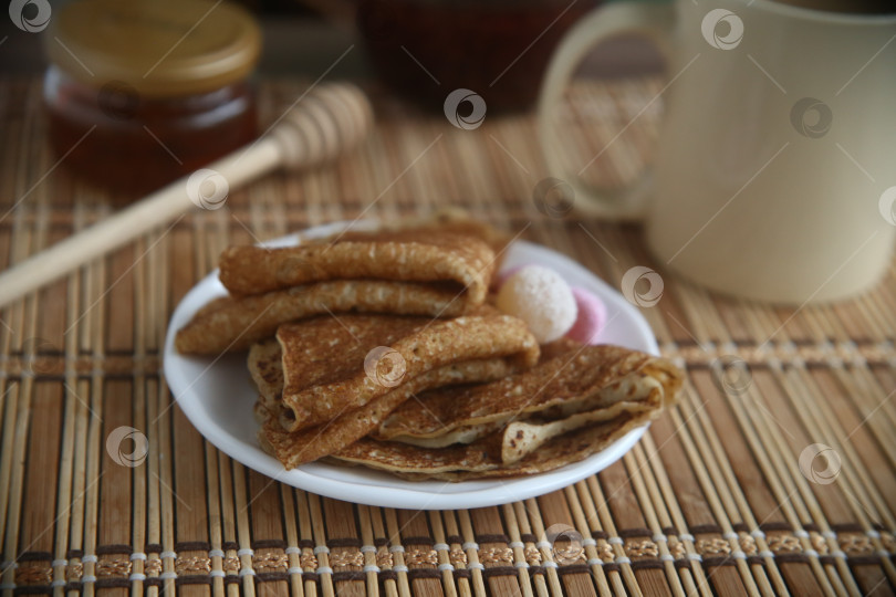 Скачать Румяные и вкусные блины с мармеладом фотосток Ozero