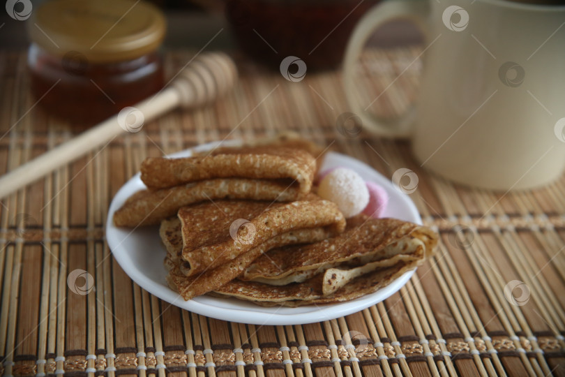 Скачать Румяные и вкусные блины с мармеладом и мёдом фотосток Ozero