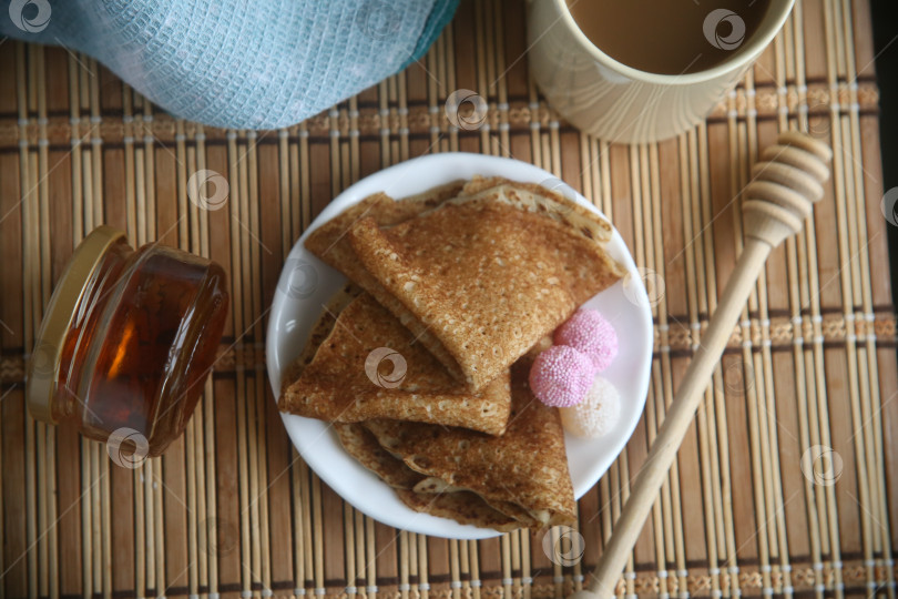 Скачать Румяные и вкусные блины с мармеладом и мёдом, вид сверху фотосток Ozero