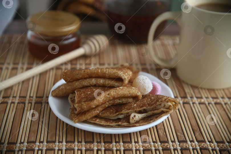 Скачать Румяные и вкусные блины с мармеладом и мёдом фотосток Ozero