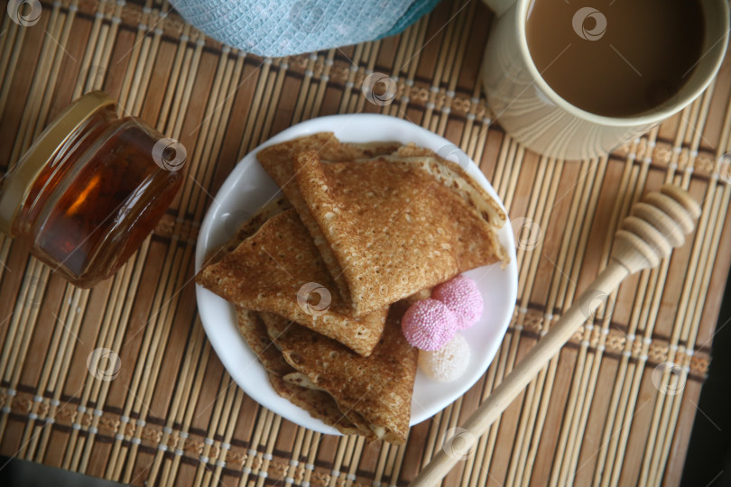 Скачать Вкусные румяные блины с мёдом фотосток Ozero