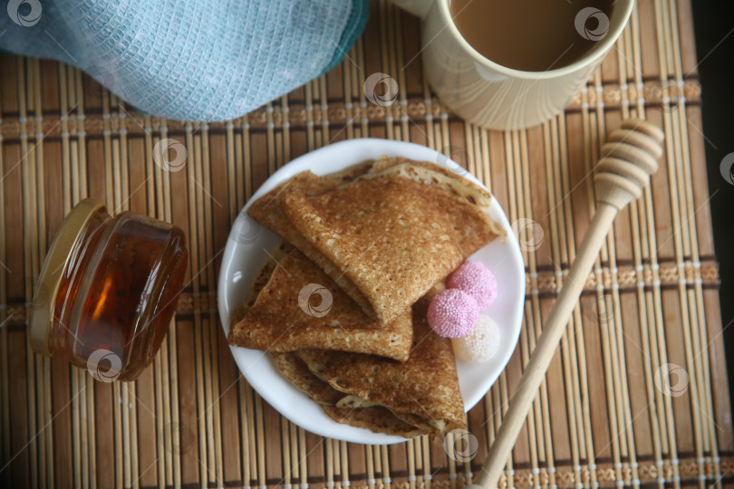 Скачать Вкусные румяные блины с мармеладом и медом фотосток Ozero