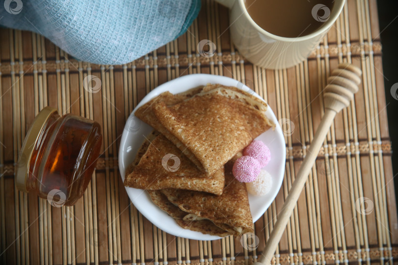 Скачать Вкусные румяные блины с мармеладом в тарелке, вид сверху фотосток Ozero