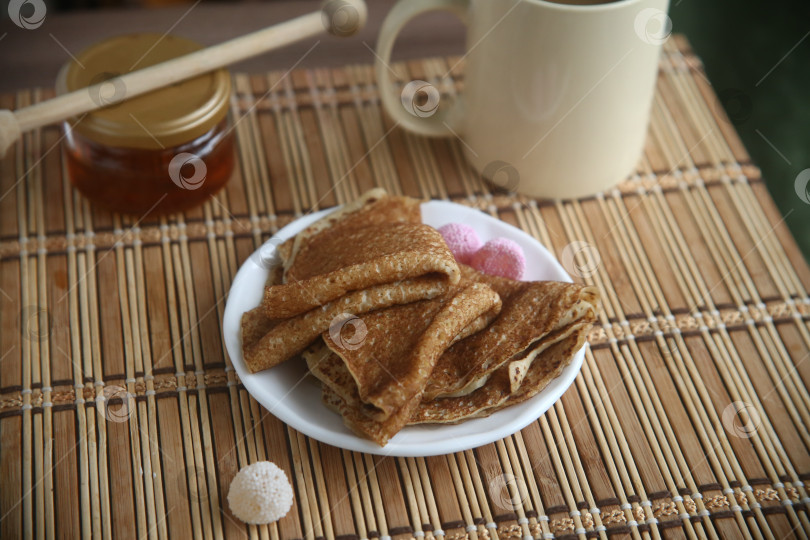 Скачать Вкусные румяные блины с мёдом фотосток Ozero