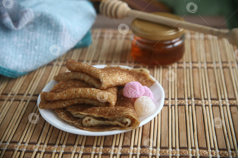 Скачать Румяные блины с мёдом. Крупный план фотосток Ozero