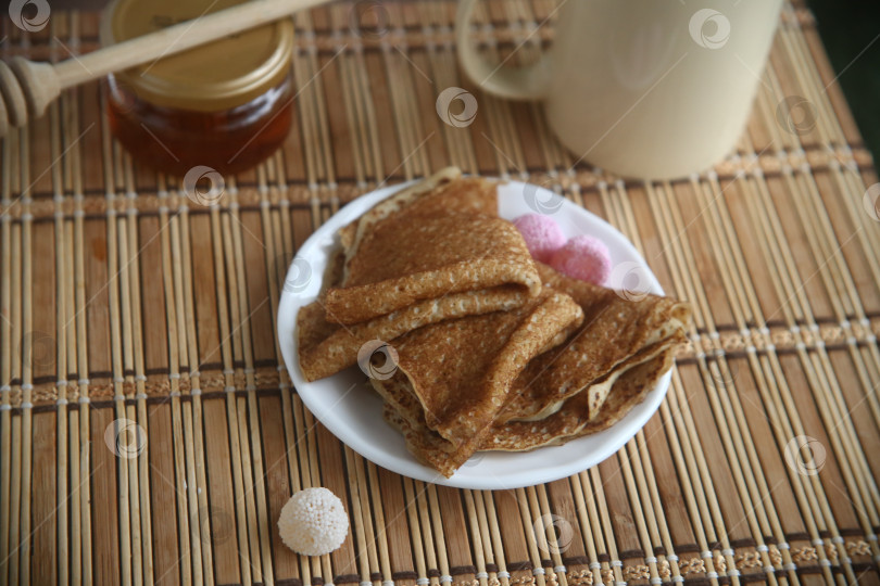 Скачать Вкусные румяные блины на тарелке, вид сверху фотосток Ozero