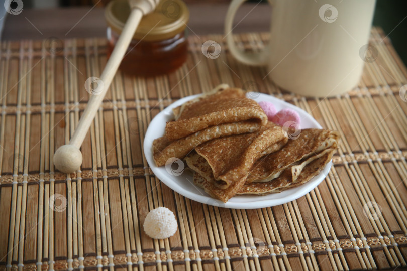 Скачать Вкусные румяные блины с мармеладом и мёдом на столе фотосток Ozero