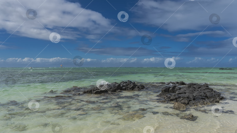 Скачать Прекрасный морской пейзаж. Спокойный бирюзовый океан. фотосток Ozero