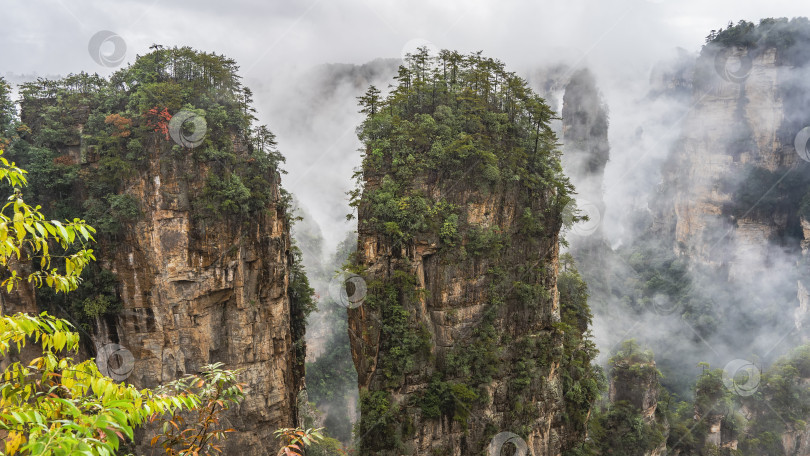Скачать Потрясающие каменные столбы в тумане и облаках. фотосток Ozero