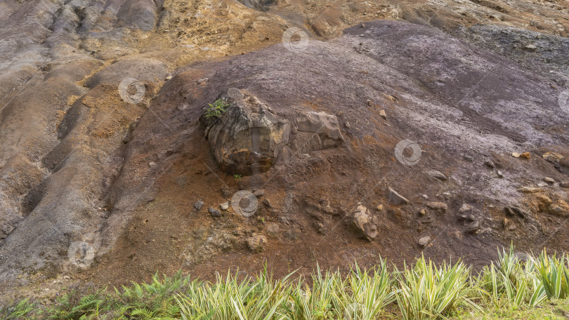 Скачать Уникальная геологическая достопримечательность "23 цвета земли". Красочный песчаный холм. фотосток Ozero