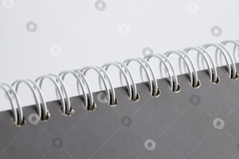 Скачать разворот книги в твердом переплете с чистыми листами, выделенными на белом фоне фотосток Ozero