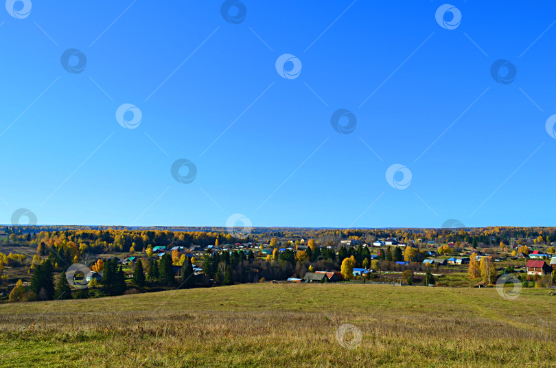 Скачать Осенний пейзаж. Село с высоты фотосток Ozero