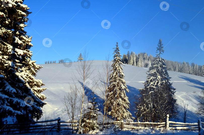 Скачать Зимний горный пейзаж в сельской местности фотосток Ozero