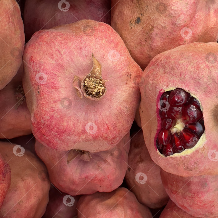 Скачать Гроздья красных гранатов укладываются друг на друга. фотосток Ozero