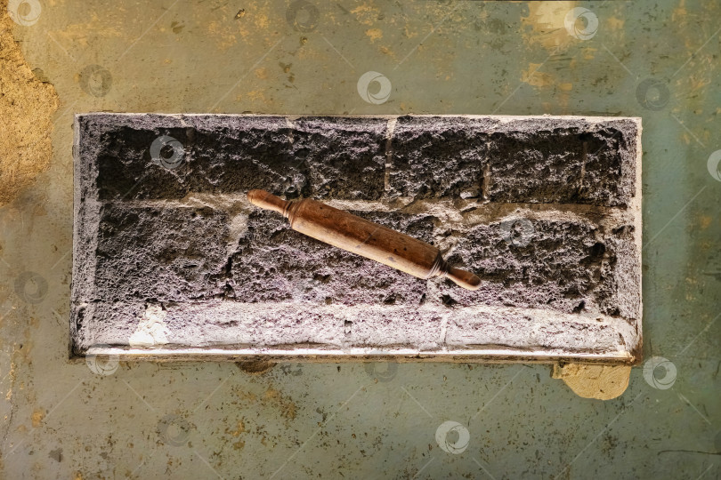 Скачать Ниша в старой стене с подвешенной скалкой для раскатывания теста. фотосток Ozero