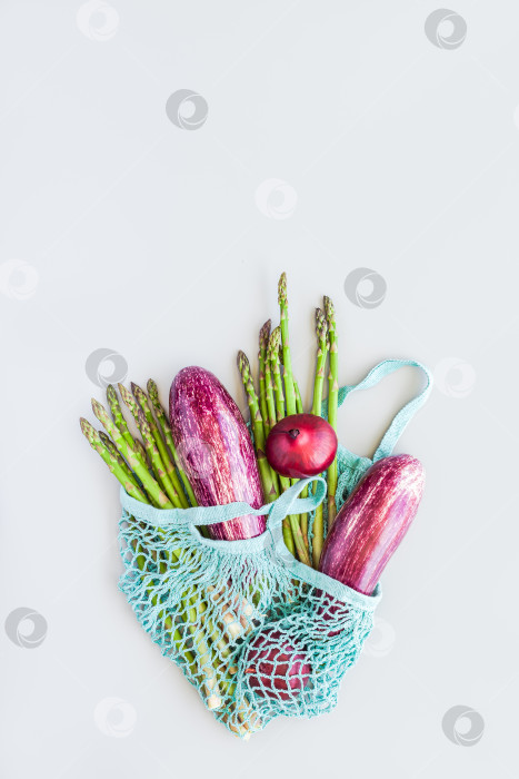 Скачать Хозяйственная сумка из хлопчатобумажной сетки со свежими органическими овощами фотосток Ozero