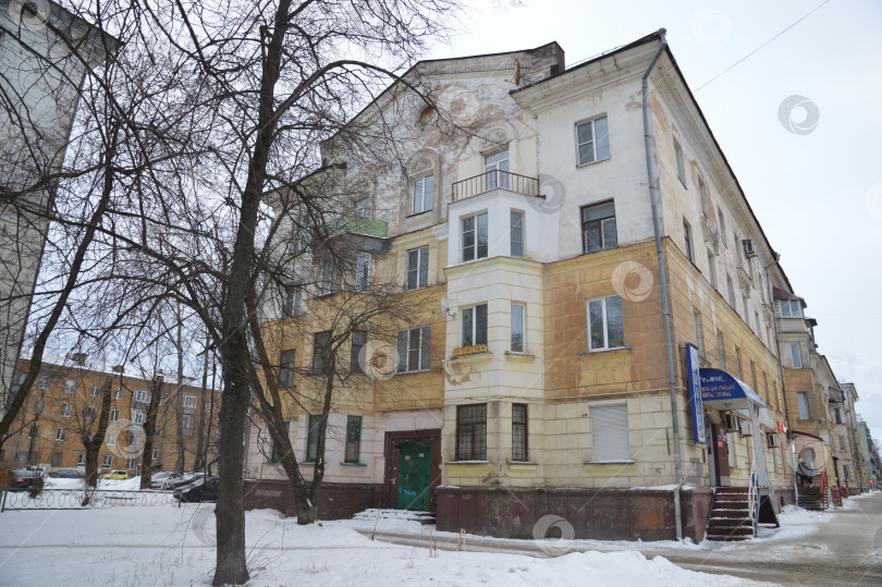 Скачать многоэтажное здание в зимнее время фотосток Ozero